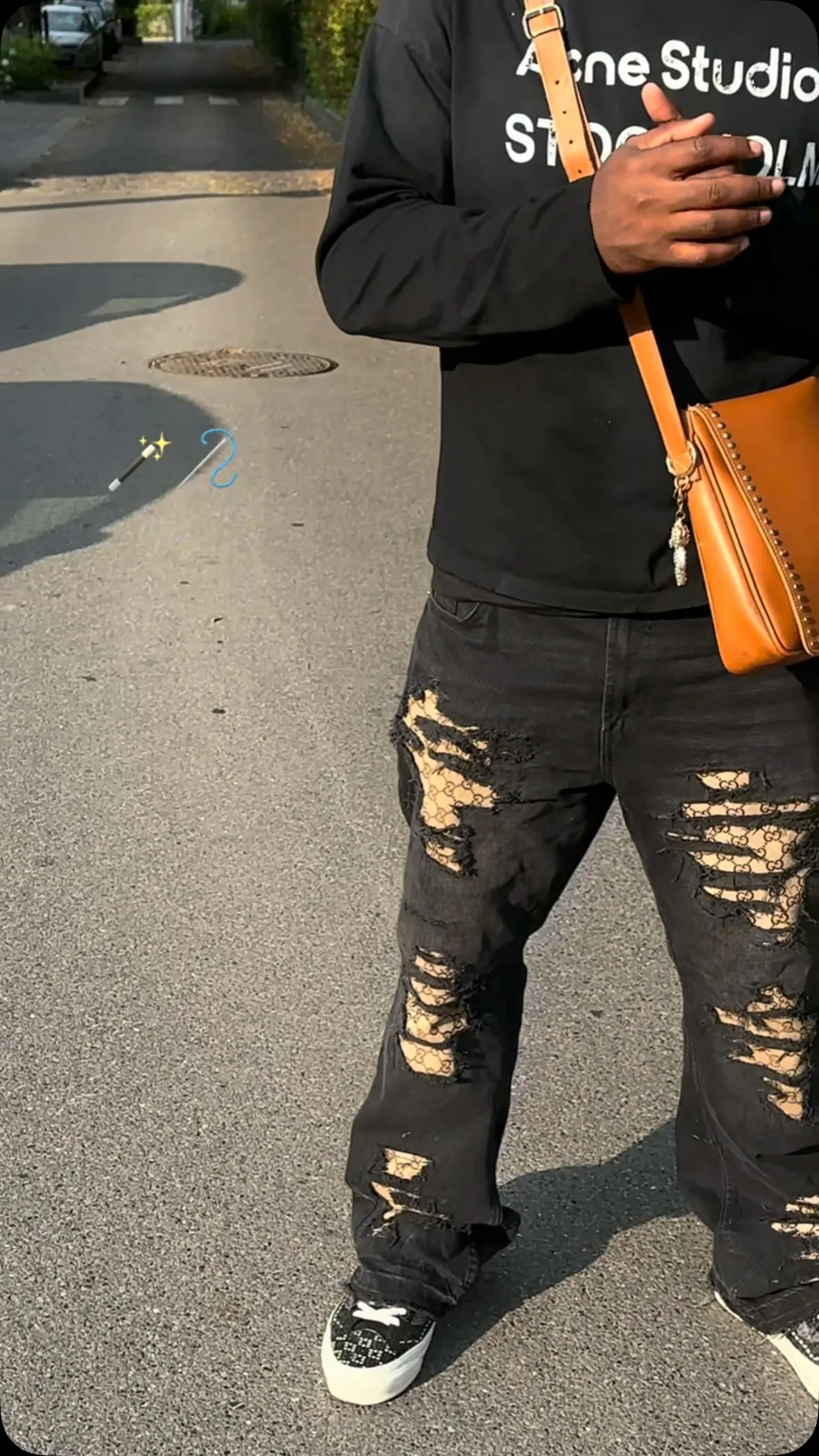 Jean customisé avec patchs, porté