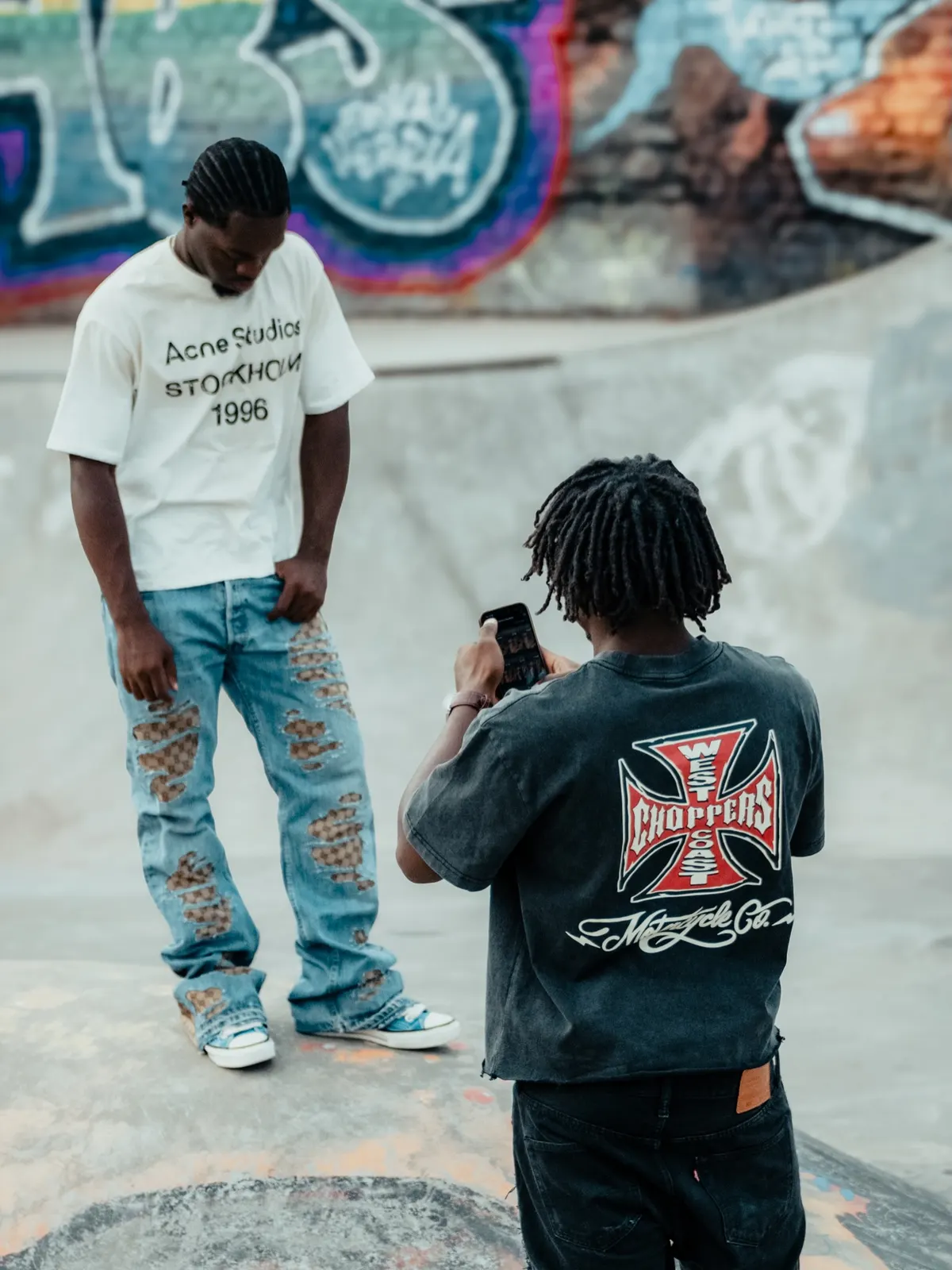 Jeans flare FDY Custom portés au skatepark